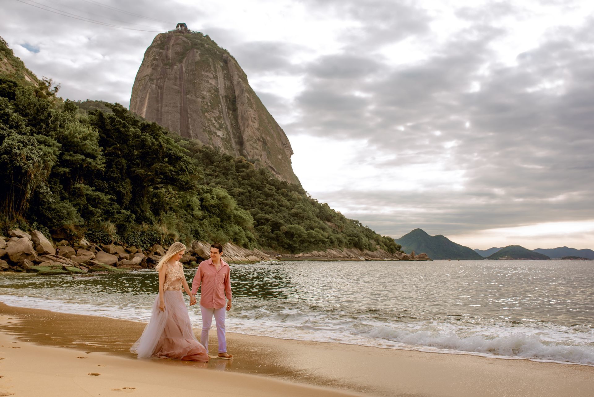 Foto Ensaio casal Fine Art na Praia da Urca - RJ Foto Ensaio casal Fine Art na Praia da Urca - RJ - Imagem 2